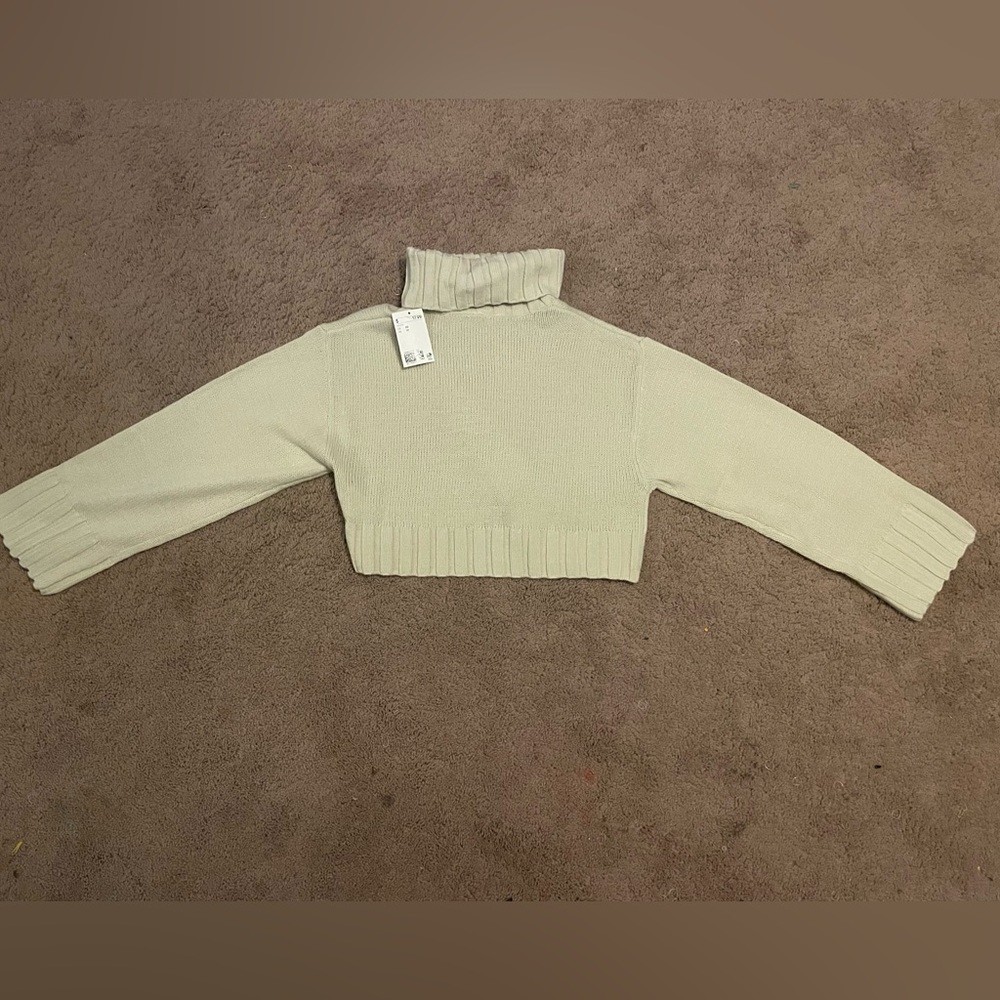 NEW!! H&M cropped sweater!!